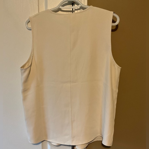 Women’s MELLODAY Cream V-Neck Sleeveless Blouse Size Medium - Picture 2 of 4